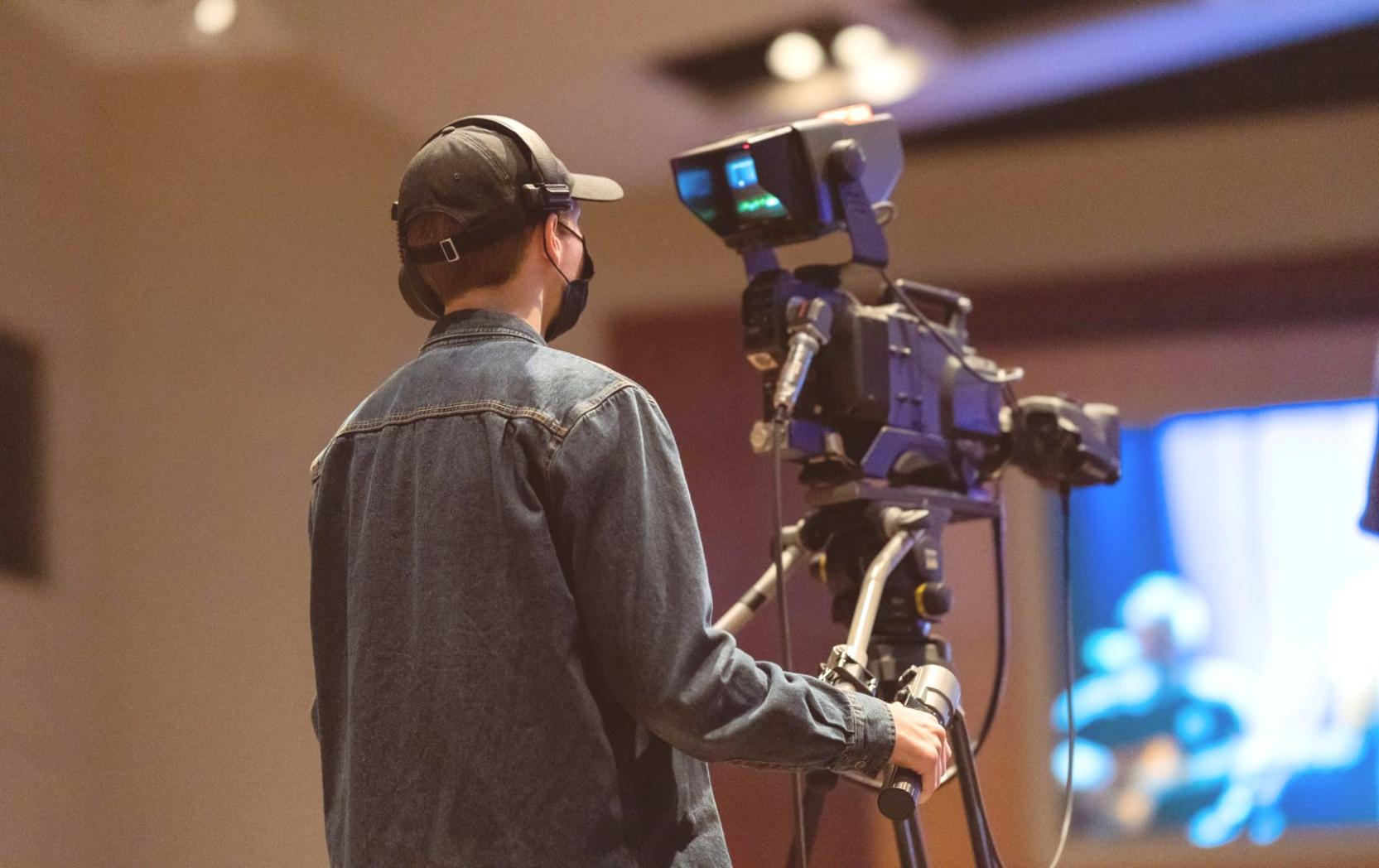 Professioneller Editing-Workspace mit modernen Monitoren und kreativer Arbeitsumgebung