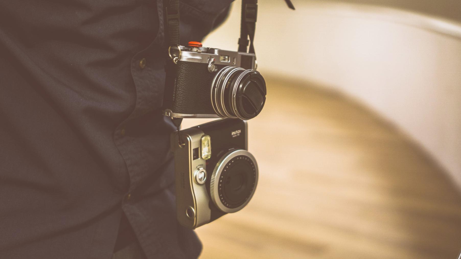 Detailansicht eines professionellen Editing-Setups mit Farbkorrektur-Werkzeugen