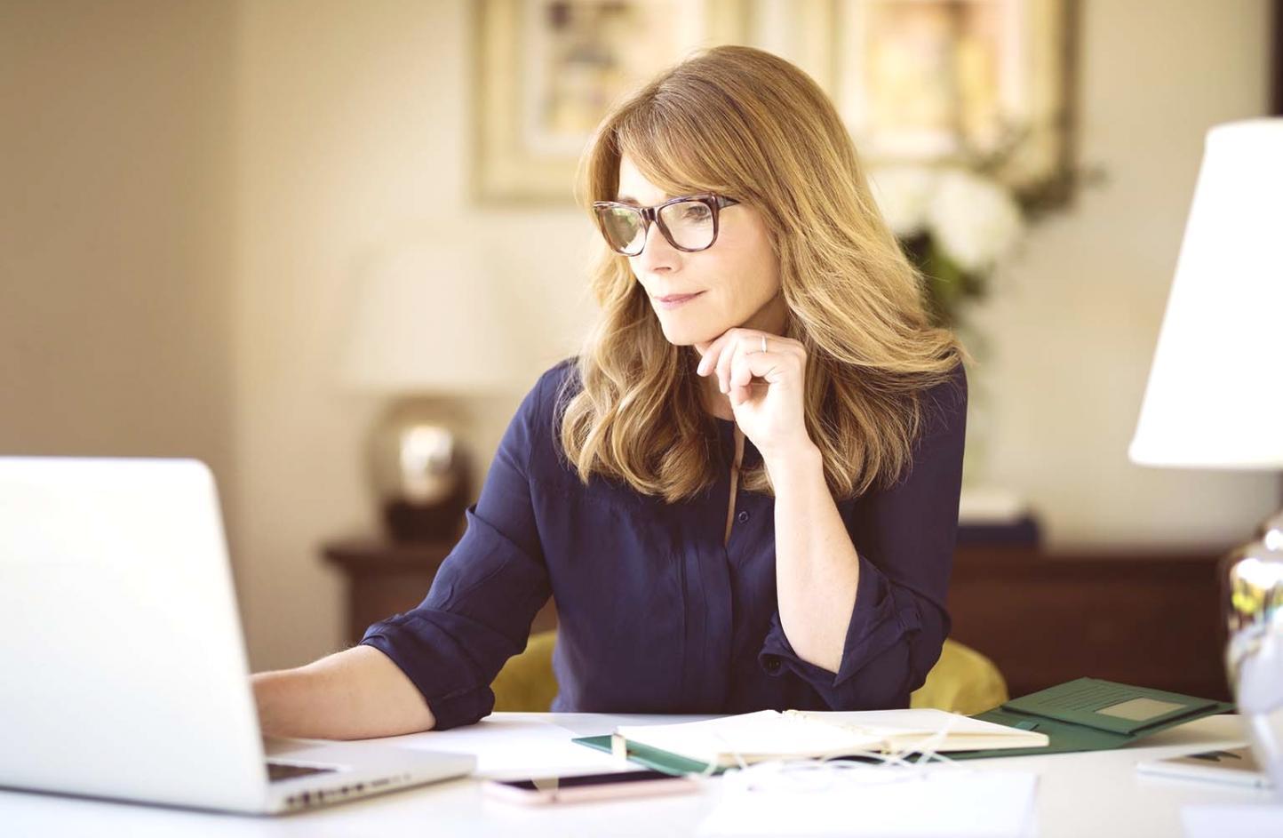 Professionelle Videoschnitt-Arbeitsumgebung mit modernem Equipment