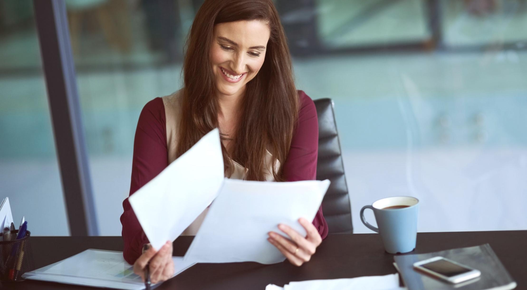 Professioneller Arbeitsplatz für Videobearbeitung mit moderner Ausrüstung