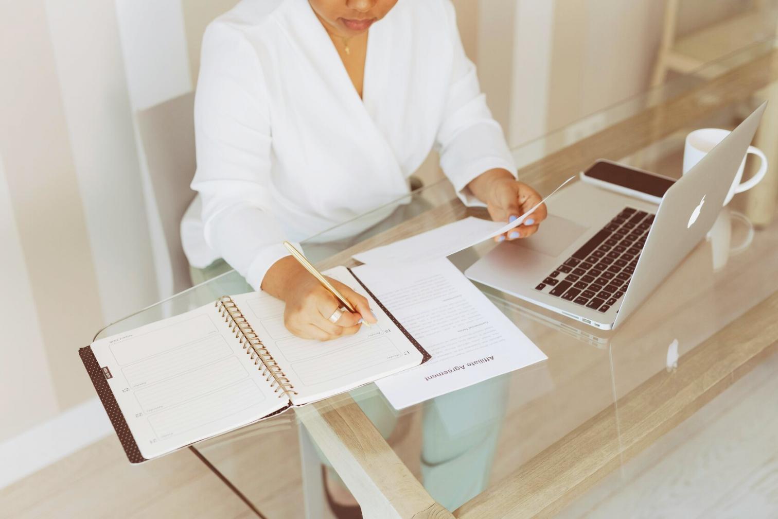 Moderner Arbeitsplatz für Online-Videobearbeitung mit professioneller Ausstattung